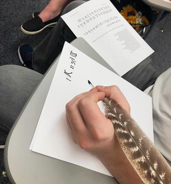 学生用火鸡羽毛笔写字
