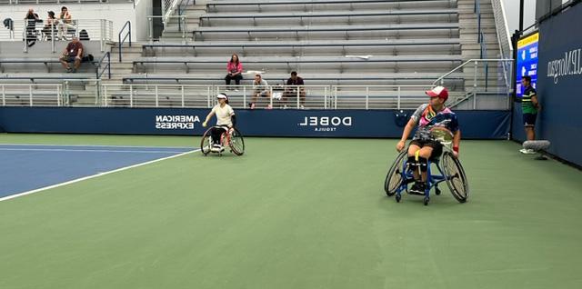 萨宾娜在美国网球公开赛上推着轮椅